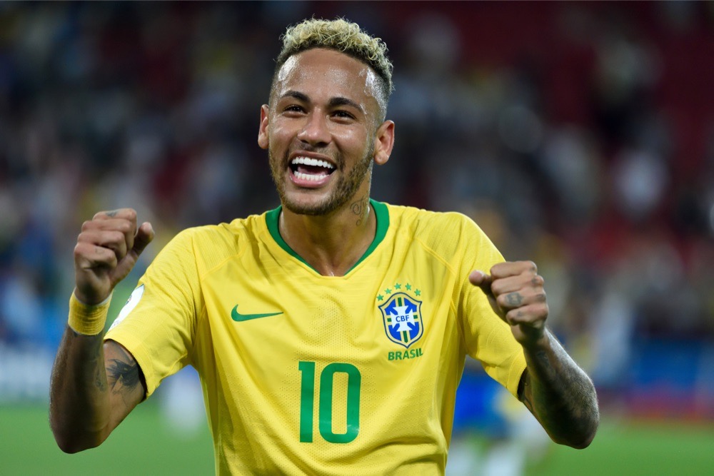 Neymar Jr. mit dem Trikot der brasilianischen Nationalmannschaft